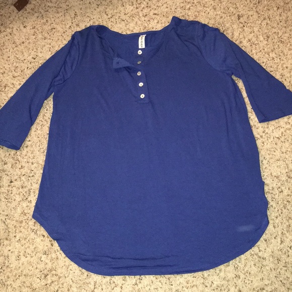 Button up Top - Picture 1 of 2